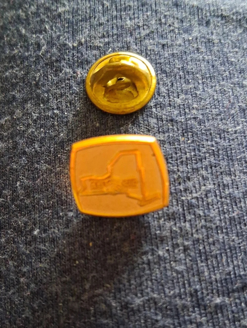 Gold-Tone New York State Cufflink - Unbranded